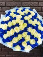 Букет из 101 синих и белых роз, высота 60 см.