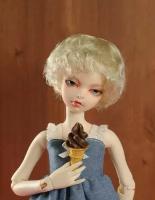 Dollmore (7-8) SUSM Wave Wig Blond (Короткий кудрявый парик блонд унисекс размер 17,5-20 см для кукол Доллмор)
