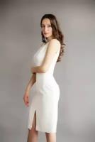 Белое короткое свадебное платье футляр длины миди без рукава