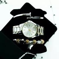 Подарочный набор женские наручные часы с двумя браслетами, металлик - золото