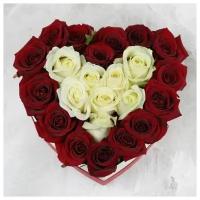 Букет из 25 красных белых роз в сердце 10см