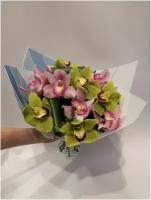 Букет из 11 зеленых И розовых орхидей