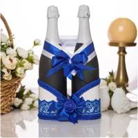 Свадебный декор для шампанского молодоженов "С днем свадьбы" - бант из атласных лент белого и синего оттенков, подставка с синим кружевом и бантом с латексной розой