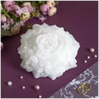 Свадебная подставка для обручальных колечек жениха и невесты "Белый цветок" из текстильных лепестков роз, с жемчужными бусинами и кружевной тесьмой