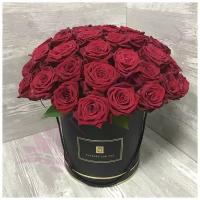 51 красная роза Ред Наоми в черной шляпной коробке