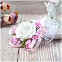 Нежный свадебный браслет на руку свидетельницы и подружек невесты "Розовая нежность" с белой розой из латекса, розовыми цветами, на кружевной резинке белого цвета с атласной ленточкой
