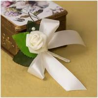 Украшение для жениха - свадебная бутоньерка нежная "Роза айвори" с латексным цветком кремового оттенка, зелеными листьями и белым бантом из атласной ленты