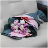 15 белых и розовых пионов в дизайнерской упаковке