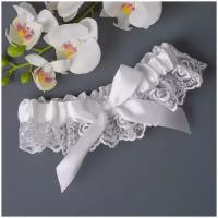 Классическая подвязка для невесты на свадьбу и венчание "Мисс Элегантность" из белого кружева с вышитыми узорами, с атласной тесьмой и бантом белого цвета