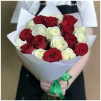 Букет из 21 красной и белой розы 40 см