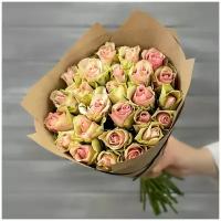 Букет живых цветов из 11 зелено-розовых роз 40см в крафте