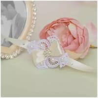 Свадебный браслет для невесты "Жемчужная фантазия" из белого кружева, атласной ленты айвори, банта с розой из страз и с перламтуровыми бусинами