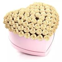 Сердце из 101 шоколадной розы в Розовой шляпной открытой коробке: Белый Бельгийский шоколад, 1212 гр., S101-R-B
