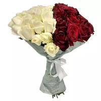 Букет из 51 красной и белой розы в виде сердца, длиной 50 см арт.81515011