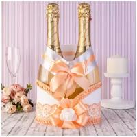 Украшение на бутылки шампанского на свадьбу и рождение первенца с кружевом персикового цвета и белой розой