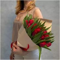 Букет из 51 красных тюльпанов сорта стронг ЛАВ 40см (россия) с атласной лентой
