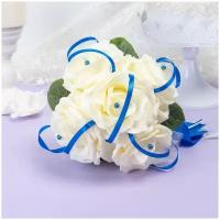 Запасной букет - дублер для невесты на свадьбу "Сеньорита" с крупными розами айвори, синими атласными лентами, зелеными листочками и фатиновым декором