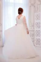 Длинное белое свадебное платье А-силуэта с кружевом шантильи. Размер 52-170