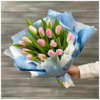 Букет живых цветов из 15 розовых тюльпанов в упаковке