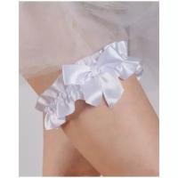 Красивая подвязка для невесты на свадьбу "Европейский стиль" из атласа белого цвета с нежным бантиком айвори и жемчужной подвеской