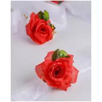 Белая лента на капот из фатина "Алые розы" с текстильными розами красного цвета - для декора свадебного авто молодоженов и поездки в ЗАГС