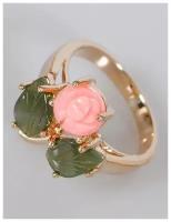 Кольцо с кораллом и нефритом "1 резная роза 2 листа", цвет розовый,зеленый, размер 17